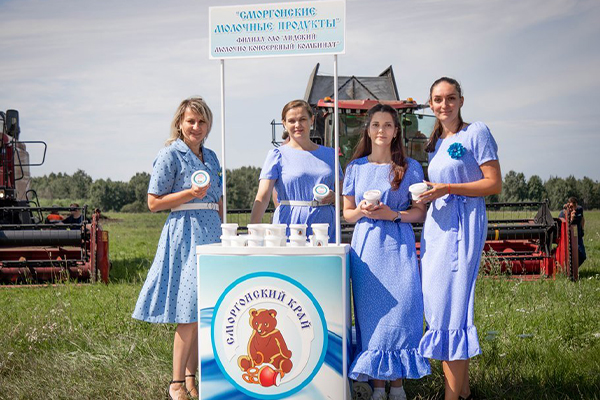 Сморгонские хлеборобы получили порцию мороженого прямо в поле!